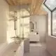 Badezimmeransicht mit einer modernen Dusche, Badewanne und einem Waschbecken. Ideal Standard ist im Design des Badethermostats integriert. Helle Fliesen und Holzdach sorgen für eine angenehme Atmosphäre.
